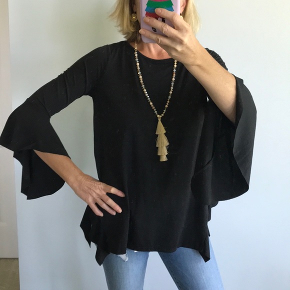 Tops - ♥️1 MED♥️Black Bell Sleeve Tunic Top
